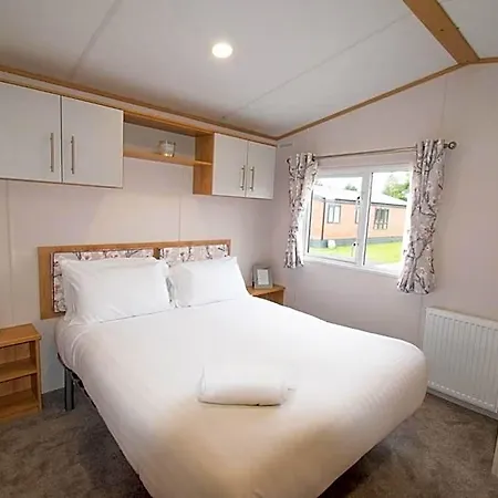 Yorkshire With Hot Tub Lodge *